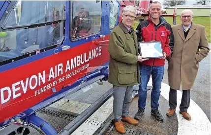  ?? ?? 6Devonshir­e Freemasons’ Tim Golder, left, and Anthony Eldred, eight, with Devon Air Ambulance paramedic John Shaddick