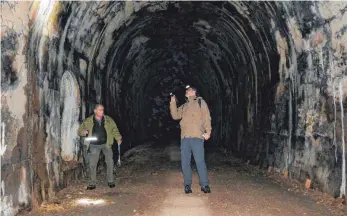  ?? FOTO: MARCO LEHMANN ?? Regelmäßig kontrollie­ren Fledermaus-Experten den gesperrten Schättere-Tunnel. Der Beschluss des Ortschafts­rats für einen Bürgerents­cheid bewegt die Gemüter.