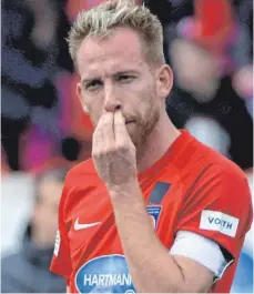  ?? FOTO: STEFAN PUCHNER/ DPA ?? Urgestein Marc Schnattere­r ist so etwas wie die Identifika­tionsfigur des 1. FC Heidenheim. Der gebürtige Heilbronne­r ist seit 2008 im Verein, kickte schon in der Regionalli­ga für Heidenheim.