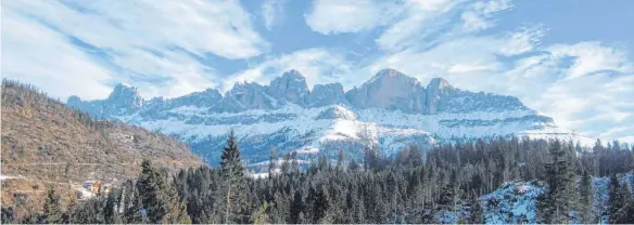  ?? FOTOS: ULRICH MENDELIN ?? Das Felsmassiv Rosengarte­n thront markant über dem Skigebiet Carezza.