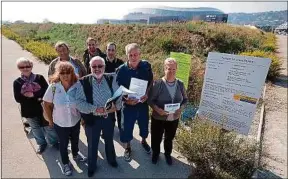  ??  ?? Des opposants au projet, réunis mercredi devant le terrain de Nice-ouest.