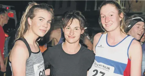  ?? DM1931501A ?? Women’s race winner Cassie Thorp, centre, with runner-up Katie Hopkins, left, and Ellie Farrow, third