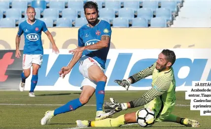  ??  ?? JÁESTÁ! Acabado de entrar, Tiago Caeiro faz o primeiro golo