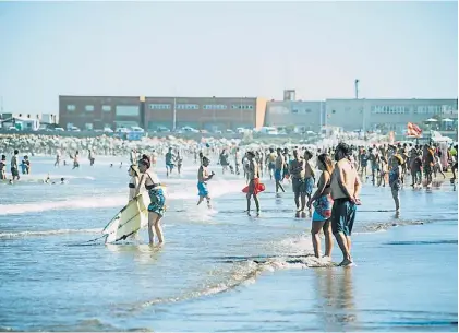  ?? GABRIEL BULACIO ?? Imán. Las aguas cálidas atrajeron hacia el mar a bañistas y amantes de los deportes náuticos.