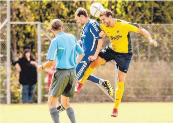  ?? SZ-ARCHIVFOTO: MAS ?? Die SF Donauriede­n (gelb, hier im Spiel gegen Schelkling­en/Alb) haben als Aufsteiger in sieben Spielen sieben Punkte geholt. Im Derby am Sonntag gegen Ringingen sollen weitere folgen.