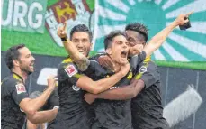  ?? FOTO: DPA ?? Marc Bartra (3.von li.) bejubelt sein Tor zum 2:0 gegen Wolfsburg. Gonzalo Castro (von li.), Nuri Sahin und Dan-Axel Zagadou gratuliere­n.