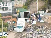  ?? REPRODUÇÃO TV GLOBO ?? Homens descarrega­m caminhão roubado no Morro da Pedreira