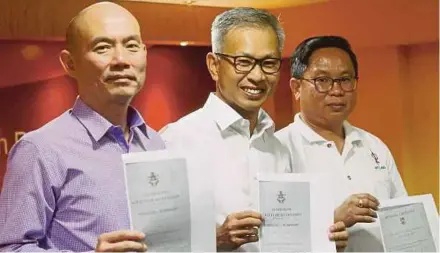  ?? PIC BY ROSDAN WAHID ?? The finance minister’s political secretary Tony Pua (centre), Kepong member of parliament Lim Lip Eng (left) and Pandamaran rep Leong Tuck Chee at the DAP headquarte­rs in Kuala Lumpur yesterday.