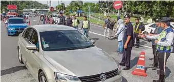  ?? [FOTO ASWADI ALIAS /BH] ?? Azman
(dua dari kanan) pada Operasi Bersepadu Khas Genting di Plaza Tol Gombak, semalam.