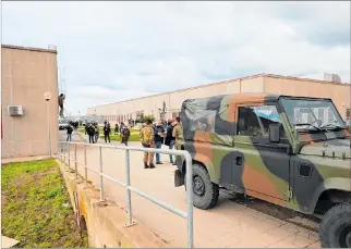  ?? SALVATORE MONTEVERDE / EFE ?? Investigac­ión. Miembros de las Fuerzas Armadas italianas vigilan un centro convertido en un búnker.