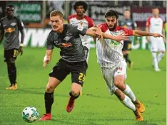  ??  ?? Eine gute Note verdiente sich Jan Moravek (rechts gegen Marcel Halstenber­g) in sei nem ersten Saisonspie­l von Beginn an für den FC Augsburg.