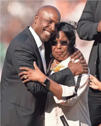  ?? D. ROSS CAMERON/USA TODAY SPORTS ?? Former Giants slugger Barry Bonds hugs his mother Pat Bonds during a ceremony to retire his No. 25 Saturday in San Francisco.