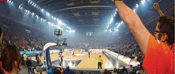  ?? Fotos: Alexander Kaya ?? Die Ulmer Basketball­er und ihre Fans fühlen sich seit mehr als zehn Jahren sehr wohl in der Ratiopharm-Arena. Trotzdem stehen jetzt ein Auszug und der Bau einer eigenen Halle zur Debatte.