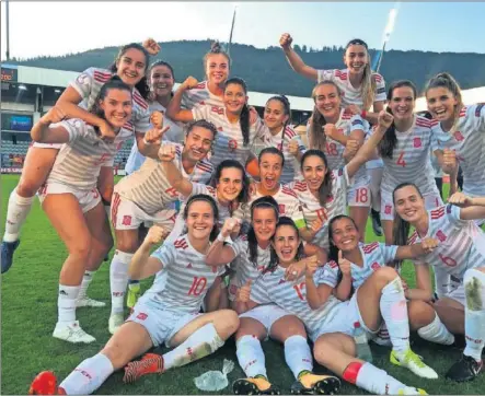  ??  ?? ALEGRÍA. Las chicas de la Sub-19 celebran el pase a la final del Europeo, en la que se enfretarán a Alemania.