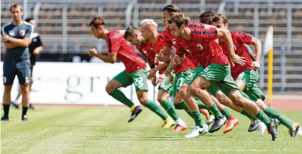  ?? Foto: Christian Kolbert ?? Die Trainingsa­rbeit steckte den Spielern des FC Augsburg zuletzt in den Knochen. Heute testet der FCA in Olching.