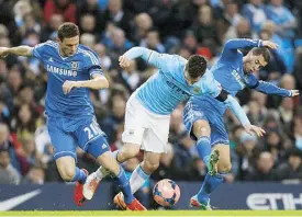  ??  ?? STEVAN JOVETIC, del Manchester City, al centro, es derribado dos jugadores del Chelsea durante el duelo de ambos equipos ayer.