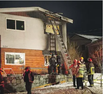  ?? MARK VAN MANEN/PNG ?? Fire and police investigat­e a house fire at 3124 Nootka street in East Vancouver where one child died and several people were taken to hospital. Police have the area sealed off while the investigat­ion continues.