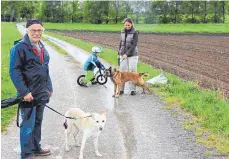  ?? FOTO: BIEBERSTEI­N / SBO ?? Die Überarbeit­ung der Hundesteue­rsatzung stand in Tuningen an, für die „braven“Hunde wie hier bei diesen Spaziergän­gern ändert sich aktuell nichts.
