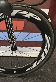  ??  ?? Les tests de résistance au roulement donnent le pneu et le tubeless en tête. Tony Martin, rouleur de premier plan et champion du monde de c-l-m, n’utilise désormais que des pneus en chrono.