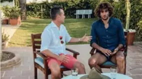  ?? FOTO VTM ?? Ex-Rode Duivel Gilles De Bilde op bezoek bij Marouane Fellaini in Marbella voor Telefacts Special.