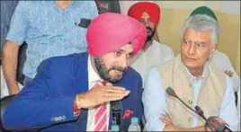  ?? KARUN SHARMA/HT ?? Local bodies minister Navjot Singh Sidhu with Punjab Congress chief Sunil Jakhar addressing the media in Chandigarh on Sunday.