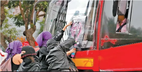  ?? EFE ?? Manifestan­tes pintan el parabrisas de una unidad del Metrobús.