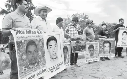  ?? Foto Arturo Campos Cedillo ?? Padres y madres de los 43 normalista­s de Ayotzinapa estuvieron ayer en Tonalá, Jalisco