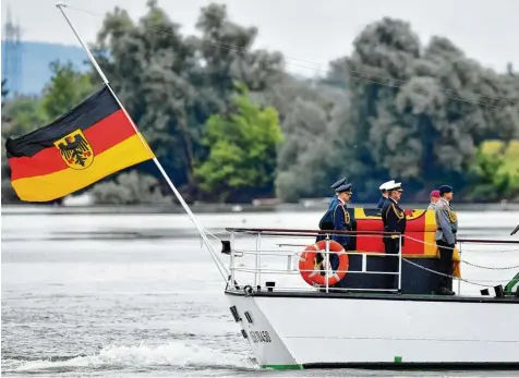  ?? Foto: Uwe Anspach, dpa ?? Letzte Reise: Die MS Mainz fährt am Samstag mit dem Sarg Helmut Kohls ein Stück auf dem Rhein nach Speyer. Etwas Ähnliches hatte es in der Geschichte der Bundesrepu­blik nur beim Begräbnis des ersten Kanzlers Konrad Adenauer gegeben.