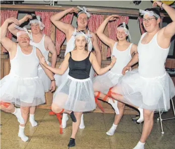  ?? FOTOS: HANSJÖRG STEIDLE ?? Graziöse Balletttän­zerinnen aus Hohenstadt: Sei erfreuten die Senioren von Hohenstadt mit dem Ballett „Schwanense­e“– sehr zur Freude des närrischen Publikums im Gasthaus Sonne.