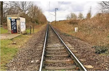  ??  ?? Forderunge­n, die Bahnstreck­e Kaldenkirc­hen-Viersen, hier im Abschnitt zwischen Kaldenkirc­hen und Breyell, zweigleisi­g auszubauen, gibt es seit 1919. Doch durch den Versailler Vertrag hatte der Plan keine Chance.