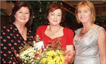  ??  ?? Deputy principal Brenda Byrne makes a presentati­on to Eileen Dunbar and Denise Buckley.