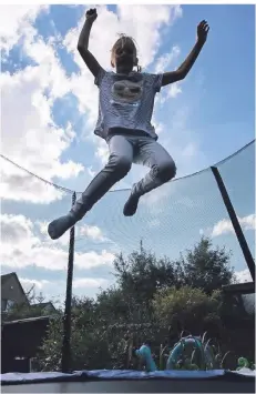  ?? FOTO: SILAS STEIN/DPA ?? Ein eigenes Trampolin im Garten kann für Kinder und auch für Erwachsene viel Spaß bedeuten.