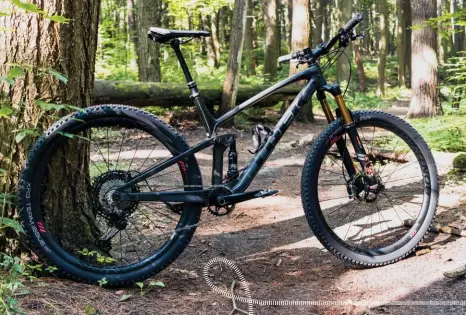  ??  ?? left
The cross countryori­ented Trek Top Fuel features a longer wheelbase and slacker angles than traditiona­l XC bikes
