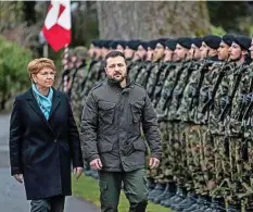  ?? AFP ?? Bundespräs­identin Viola Amherd mit Präsident Selenski.