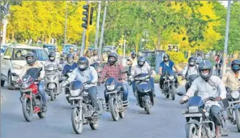  ?? RAVI KUMAR/HT ?? DAY 1 OF RELAXATION­S: A rush of motorists at the Kisan Bhawan roundabout during relaxation­s under Lockdown 4.0, in Chandigarh on Tuesday.