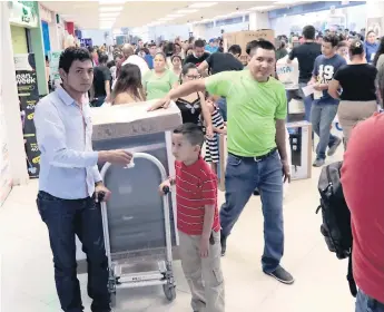  ?? FOTO ARCHIVO ?? Clientes en una tienda luego de aprovechar los descuentos del Black Friday o Viernes Negro en 2017.