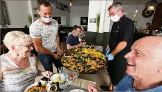  ?? (Photos Philippe Arnassan) ?? Au Bar de Valescure, Jean-Christophe a offert la paella à ses fidèles clients en guise de bienvenue pour ce premier jour de reprise.