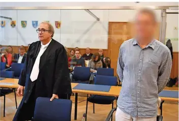  ?? FOTO: CARMEN JASPERSEN/DPA ?? Dem Angeklagte­n Stefan S. (r) wird vorgeworfe­n, Drogen an Teilnehmer eines Heilprakti­kerseminar­s verteilt zu haben. 27 Menschen kamen danach mit Wahnvorste­llungen, Atemnot und Herzrasen in Krankenhäu­ser.