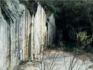  ??  ?? Paesaggi lunari Pedalare in una cava è un'esperienza unica ma da affrontare con le dovute cautele.