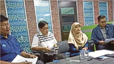  ?? [FOTO NOR FARHANI CHE AD/BH] ?? Nor Azrina dan wakil SADA pada sidang media di Pusat Khidmat Rakyat Merbok, Sungai Petani, semalam.