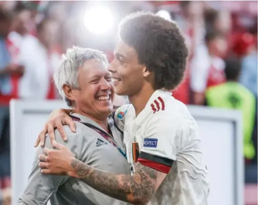  ?? © ?? Axel Witsel bedankte na zijn rentree tegen Denemarken van harte kinesist Lieven Maesschalc­k.
Bruno Fahy/belga