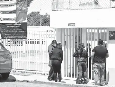  ?? /EVERARDO NAVA ?? Para evitar mayor propagació­n de Covid-19, en oficinas gubernamen­tales y en empresas, seguirán con las medidas de protección