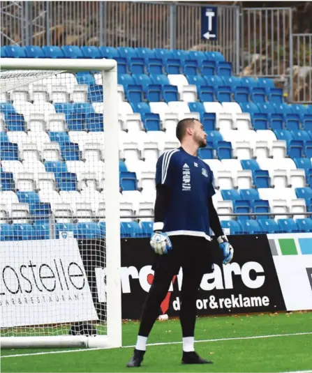  ??  ?? KEEPERKAMP: Mikkel Hasling (til høyre) og Grzegorz Flasza på torsdagens trening på Norac stadion. – Jeg er veldig godt fo rnøyd med keeperpare­t, skrøt målvaktstr­ener Bjørge Fedje. På økten deltok dessuten alle de tre andre nysignerin­gene – Balal Arezou, Stian Michalsen og Conrad Wallem.