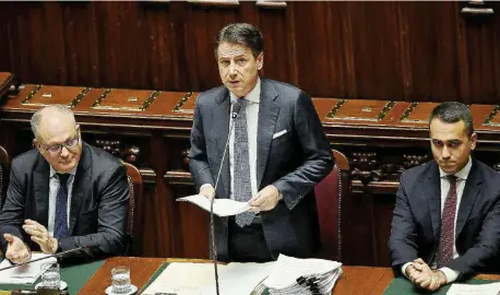  ?? Ansa ?? Grande gelo Il premier Conte accanto a Luigi Di Maio e Roberto Gualtieri. A fianco Salvini, sotto Paragone