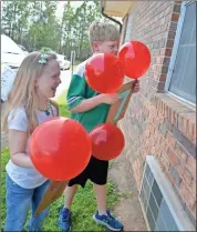  ?? Contribute­d ?? “We are very thankful for the protective measures,” said Rena Drummond. The healthcare facility where Benji and Mary Grace Drummond’s great-granddad lives stopped allowing visitors so they held a celebratio­n outside his window Tuesday.