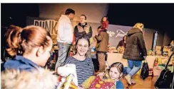 ?? RP-FOTO: ANNE ORTHEN ?? Nathalie Weber konnte beim Trödel mit tatkräftig­er Unterstütz­ung ihrer Tochter Lena (7) fleißig Kinderklei­dung verkaufen.