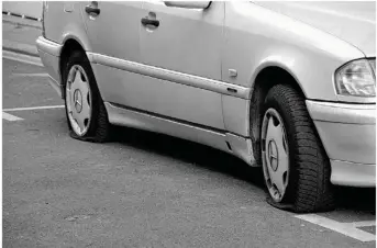 ??  ?? Leur méthode : crever les pneus d’une voiture, proposer leur aide aux victimes pour mieux les détrousser. (Illustrati­on)