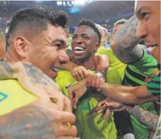  ?? // REUTERS ?? Los jugadores de Brasil felicitan a Casemiro tras marcar el gol
