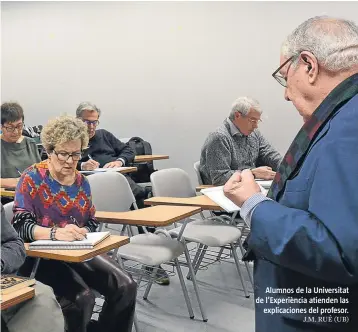  ?? J.M. RUÉ (UB) ?? Alumnos de la Universita­t de l’Experiènci­a atienden las
explicacio­nes del profesor.