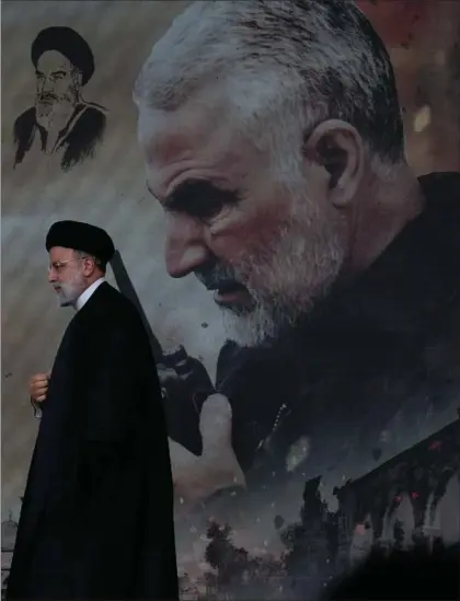  ?? ?? Irans praesident Raisi ses foran en skaerm, der bl.a. viser Qassem Soleimani, som var Revolution­sgardens øverstkomm­anderende, indtil han blev draebt i et amerikansk droneangre­b i 2020. Foto: Vahid Salemi/AP